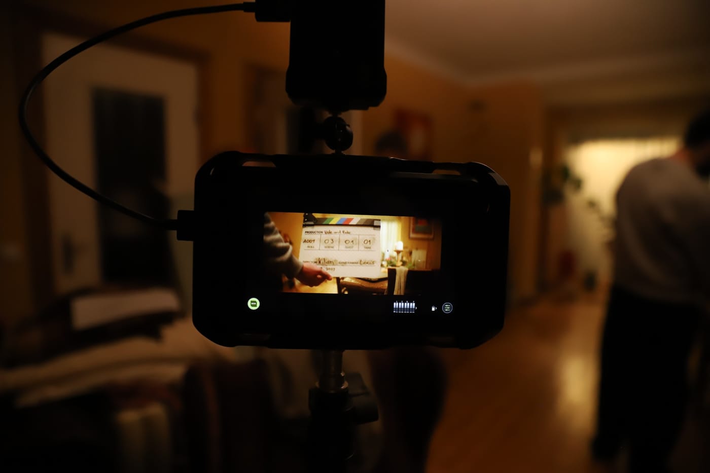 Filmklappe im Bild des Kameramonitors