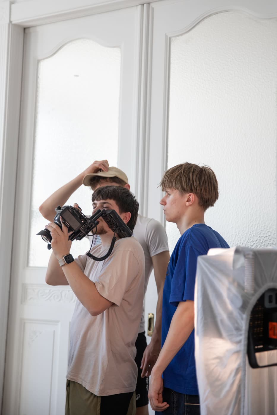 Das Team schaut sich Aufnahmen am Monitor an